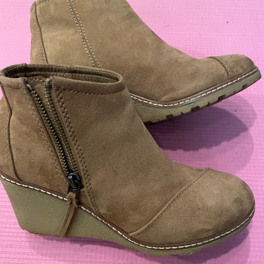 Tom’s wedge round toe neutral booties 6.5